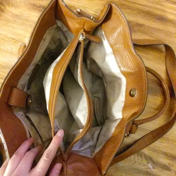 FINAL SALE! Michael Kors 100% leather handbag - Picture 2 of 8